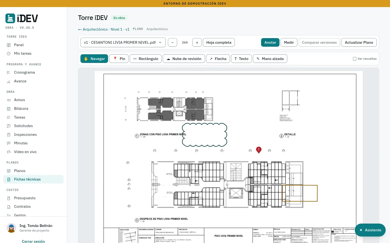 Una lámina arquitectónica con una nube de revisión y un pin dibujados encima, y el panel lateral con tres anotaciones abiertas y dos resueltas